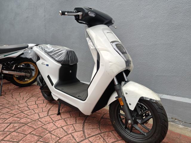 　em1e